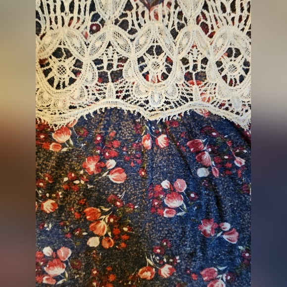 5/$25 Blue and Red Floral Top - Picture 6 of 6